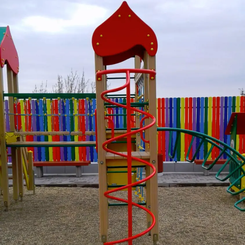 Фото 4 Штакетник Полукруглый в цветах радуги на детской площадке