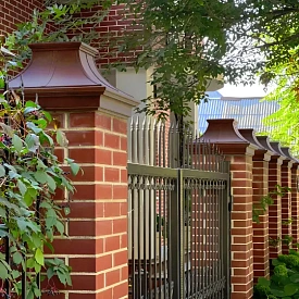 Колпак Monblan Premium Коричневый на столбах кирпичного забора